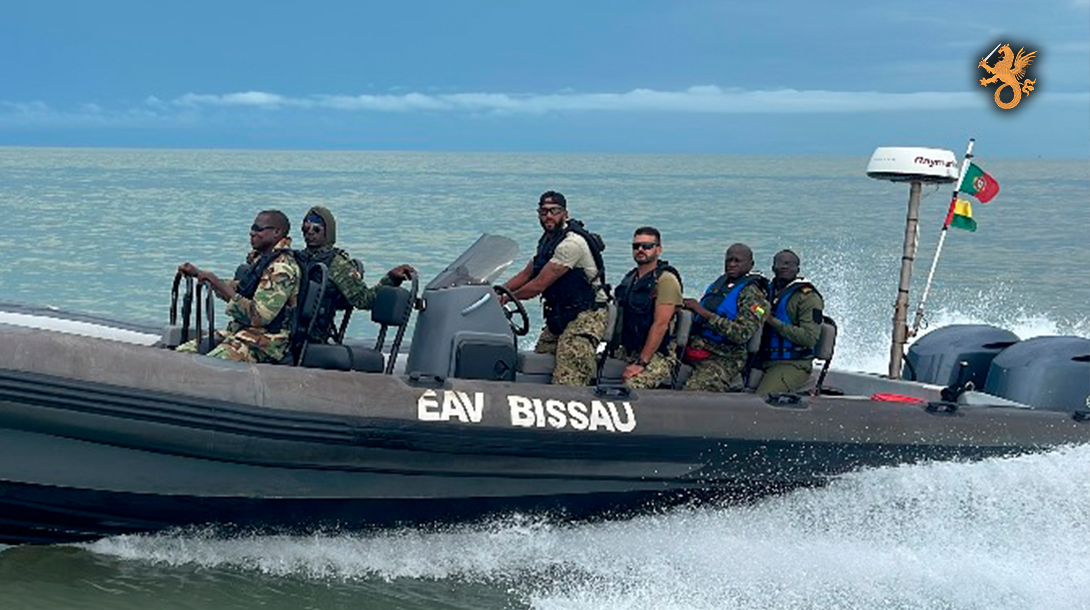 lancha rapida com militares